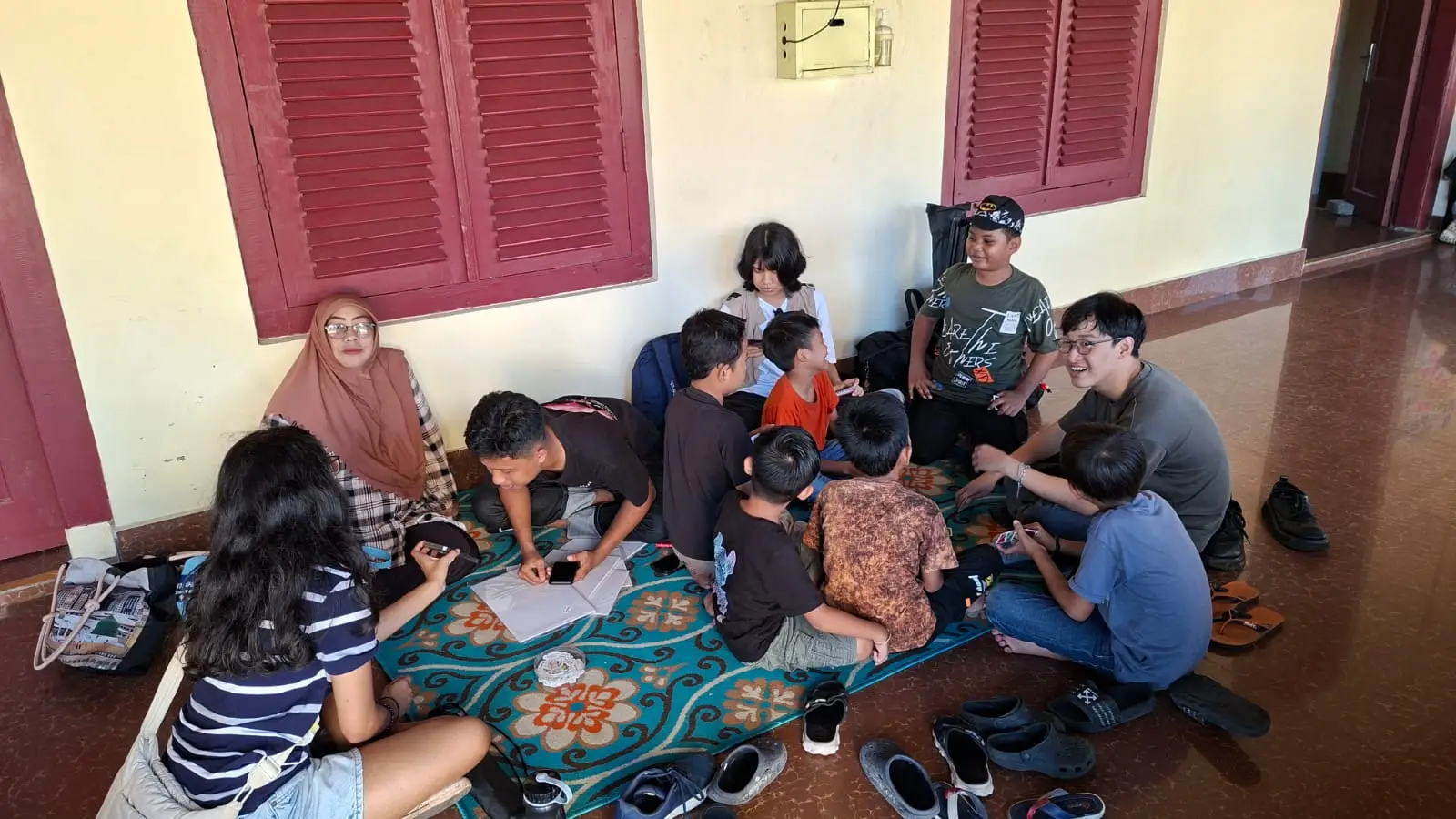 belajar bersama mahasiswa dari India, dan jerman  di benteng roterdam dan mengenalkan kepada mereka sejarah kota makassar