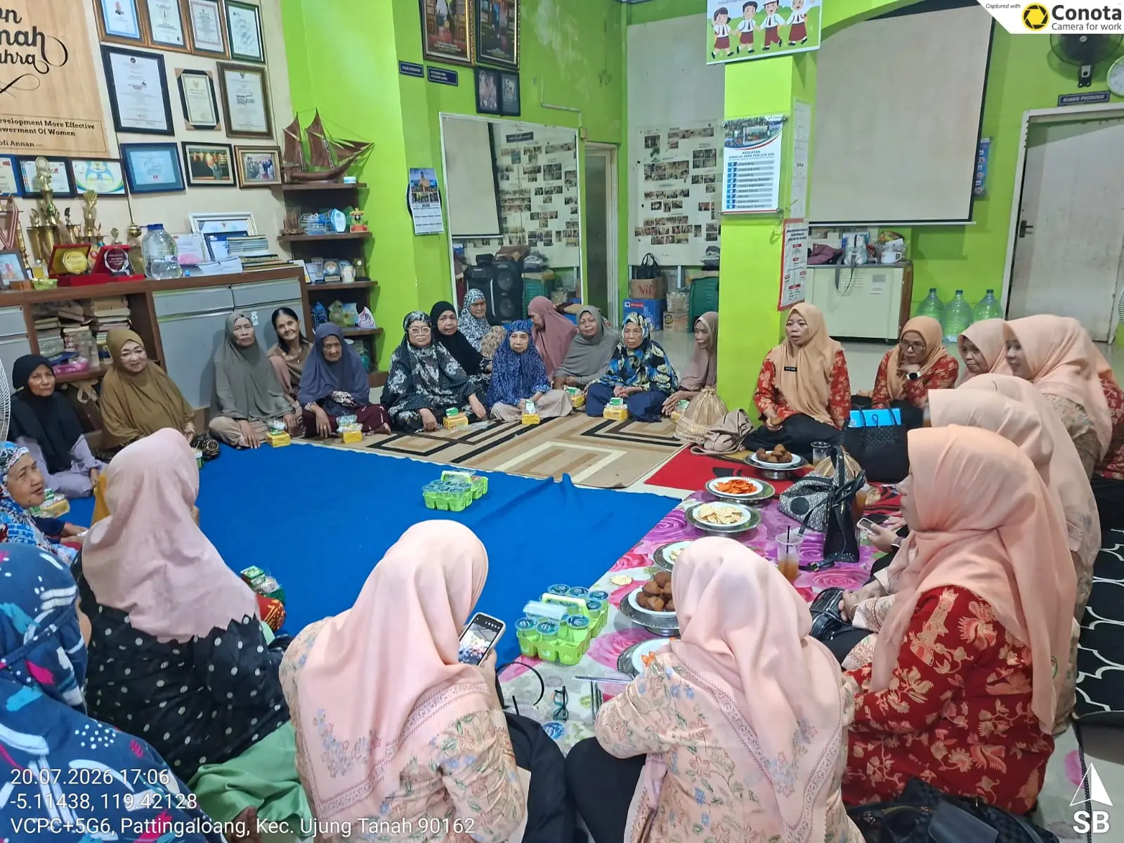 kunjungan dari persatuan dharma wanita dinas ketenagakerjaan kota makassar untuk berbagi bersama lansia